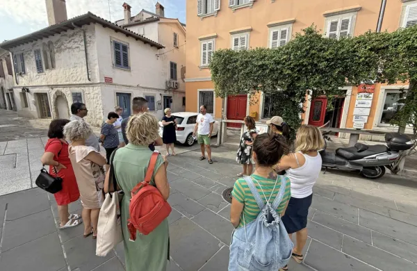Na pohodu po pristanih zadovoljstva (tudi na Gortanovem trgu) so 
udeleženci obiskali dobrodelne organizacije in njihove člane v 
koprskem mestnem jedru. 