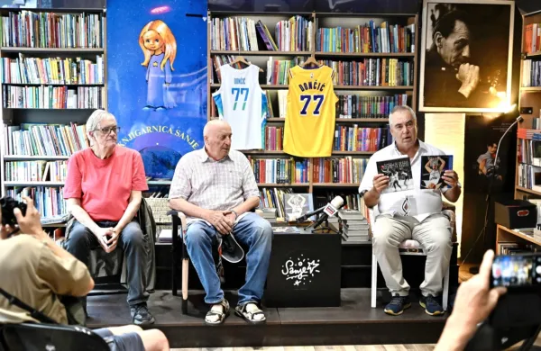 OLuki  Dončiću so na predstavitvi knjige spregovorili tudi avtorji 
spremnih besed Ivo Daneu (v sredini), Sergio Tavčar (levo) in Igor 
Đurović.