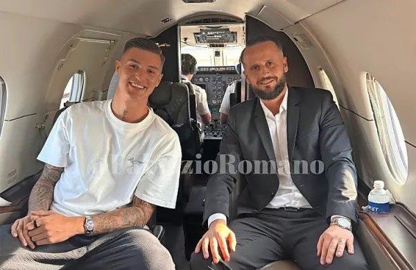 Prestop, ki še kar odmeva v nogometnem svetu, ne bo izpolnil sanj samo 22-letnemu Benjaminu Šešku (levo), 
ampak tudi njegovemu menedžerju Elvisu Bašanoviću (desno). Na fotografiji sta med  letom v Manchester. 

