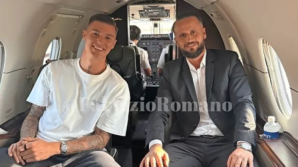 Prestop, ki še kar odmeva v nogometnem svetu, ne bo izpolnil sanj samo 22-letnemu Benjaminu Šešku (levo), 
ampak tudi njegovemu menedžerju Elvisu Bašanoviću (desno). Na fotografiji sta med  letom v Manchester. 

