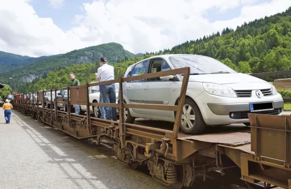 Izlet z avtovlakom se je za potnike tokrat na Mostu na Soči zavlekel 
za dolgih  šest ur. (Fotografija je simbolična) 
