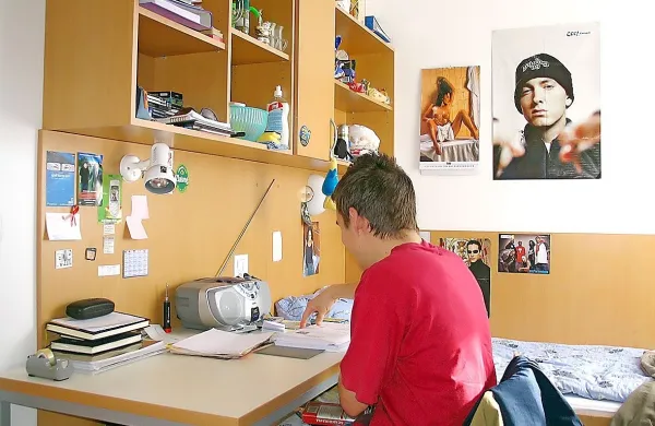 Ob prepolnih domovih se je že začel lov na zasebne študentske 
sobe.