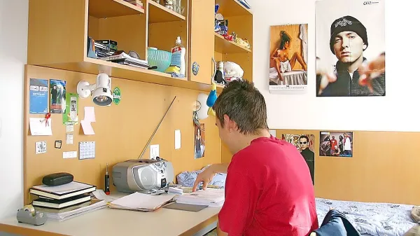 Ob prepolnih domovih se je že začel lov na zasebne študentske 
sobe.