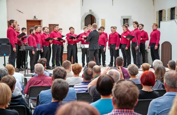 Akademski pevski zbor Vinko Vodopivec letos praznuje 72. obletnico delovanja.