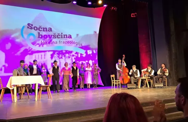 Gledališka skupina BC iz Bovca se bo predstavila s predstavo 
Sočna bovščina - lokalna frazeologija.