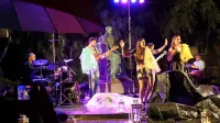 Manca Trampuš, Aleksandra Ilijevski in Smrdel Brothers Collective 
so na tokratnem koncertu  Poletja z biseri le kratek čas nastopali  na 
glavnem prizorišču na Kapodistriasovem trgu pred Pokrajinskim 
arhivom.