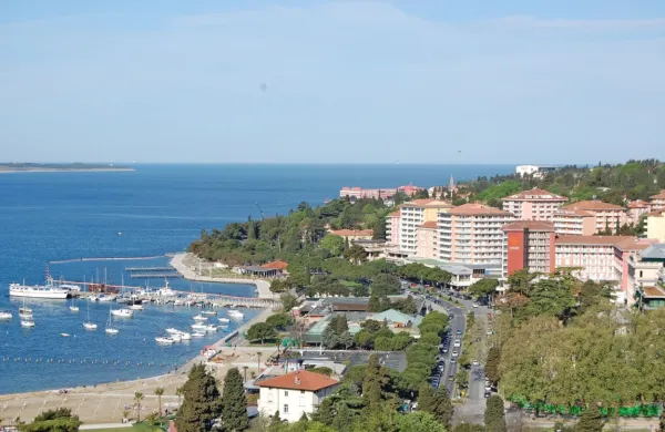 Eden izmed kupcev je želel v Portorožu  hišo v prvi vrsti ob morju 
in še z velikim zemljiščem, tega pa v Portorožu enostavno ni.