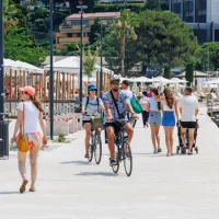 Množični turistični obisk prinaša tudi številna doživetja.