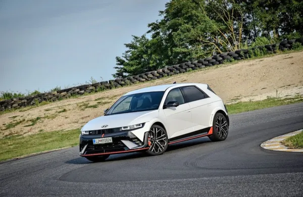 Z navitim hyundaijevim električarjem smo se sredi prejšnjega meseca odpeljali na naše edino dirkališče, da 
bi preizkusili vsaj delček tistega, kar  zmore.