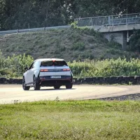 Velikan med zavoji zelo dobro skriva svojo težo, zato je dinamična 
zabava zagotovljena.