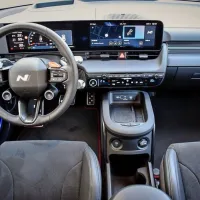 Športni duh avtomobila se zelo dobro opazi tudi v potniškem 
delu.