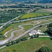 Dirkališče Lindauring ima veliko ostrih zavojev in meri nekaj več 
kot kilometer. 