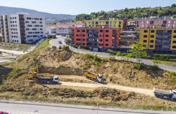 Tukaj bodo zgradili osemnadstropni blok, zato se v obeh zgornjih 
stolpičih bojijo, da bodo vibracije z gradbišča povzročile nove 
razpoke in poškodbe v stanovanjih.