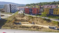 Tukaj bodo zgradili osemnadstropni blok, zato se v obeh zgornjih 
stolpičih bojijo, da bodo vibracije z gradbišča povzročile nove 
razpoke in poškodbe v stanovanjih.
