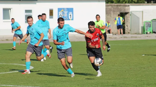 Bistričani (v modrih dresih) so na tretjeligaškem uvodu pretekli 
konec tedna doma klonili pred Tolminci. 