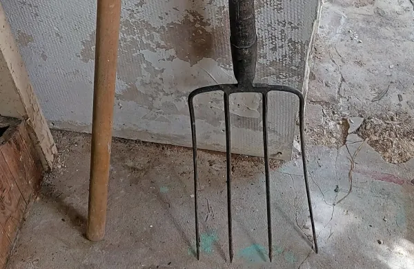 Aleš Krebelj naj bi se junija lani nad Davida R. spravil s pestmi, 
lesenim kolom in celo vilami.