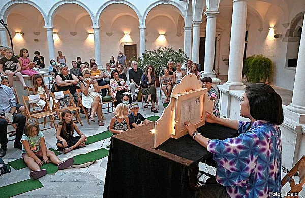 Umetnost  pripovedovanja s papirnatim gledališčem je s festivalom Beli delfin priljubljena stalnica, ki pomembno obogati  
poletno dogajanje v Piranu. 