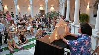 Umetnost  pripovedovanja s papirnatim gledališčem je s festivalom Beli delfin priljubljena stalnica, ki pomembno obogati  
poletno dogajanje v Piranu. 