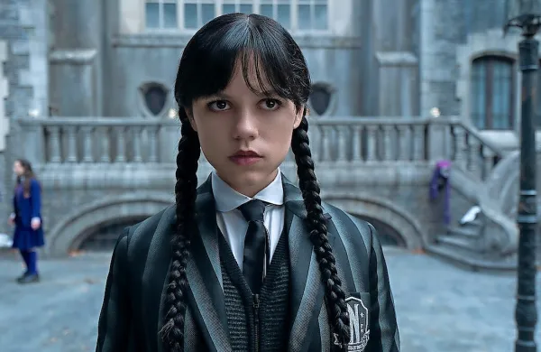 Jenna Ortega tudi v drugi sezoni Wednesday navdušuje s svojim 
odrezavim, obešenjaškim humorjem.