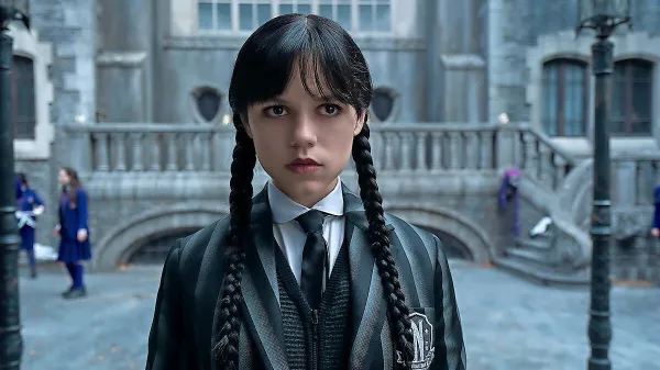 Jenna Ortega tudi v drugi sezoni Wednesday navdušuje s svojim 
odrezavim, obešenjaškim humorjem.