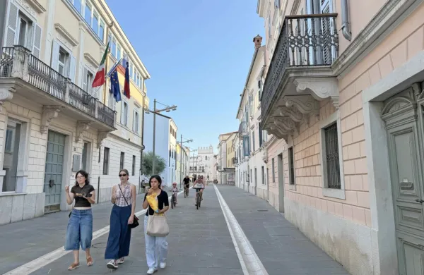 Pozno popoldne na koprskih ulicah ni gneče (prizor je iz Verdijeve 
ulice), a nekaj obiskovalcev vseeno daje turistični utrip mestu.