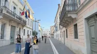 Pozno popoldne na koprskih ulicah ni gneče (prizor je iz Verdijeve 
ulice), a nekaj obiskovalcev vseeno daje turistični utrip mestu.