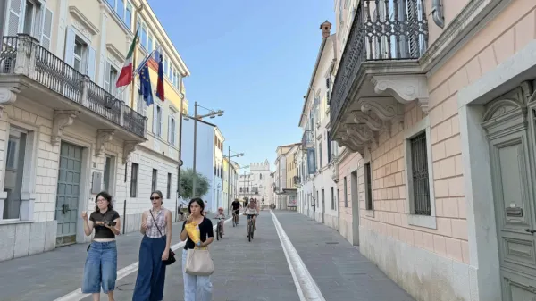 Pozno popoldne na koprskih ulicah ni gneče (prizor je iz Verdijeve 
ulice), a nekaj obiskovalcev vseeno daje turistični utrip mestu.