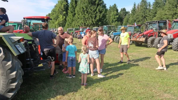 Na šestem traktor zboru, ki je nastal po vzoru starejših v Trebuši in 
Dutovljah, so organizatorji - društvo Trma - že drugič pozdravili 
preko sto - 107 - traktorjev.