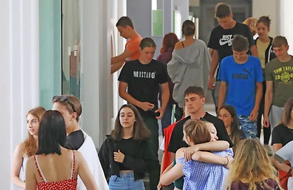 V vrtcih, osnovnih in srednjih šolah bo v novem šolskem letu 
približno 356.450 otrok.  