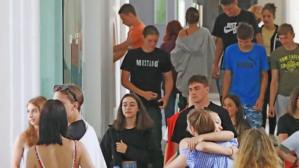 V vrtcih, osnovnih in srednjih šolah bo v novem šolskem letu 
približno 356.450 otrok.  