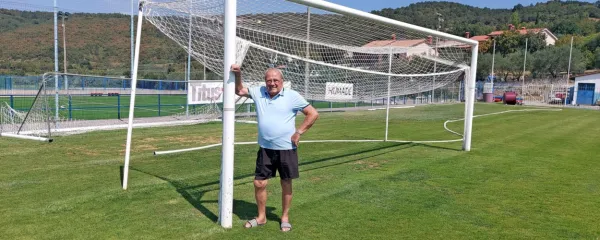 Ker živi v neposredni bližini, je Karlo Emeršič tudi reden gost 
dekanske nogometne zelenice.