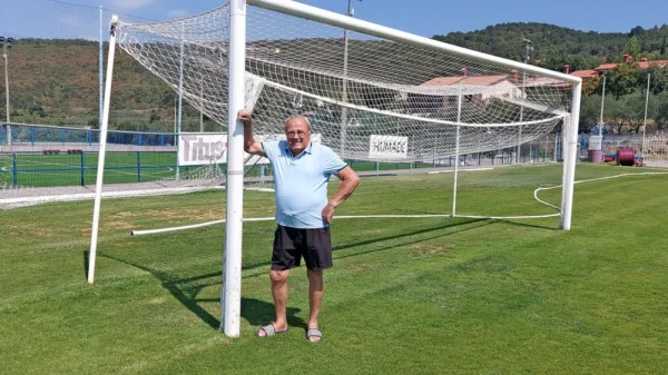 Ker živi v neposredni bližini, je Karlo Emeršič tudi reden gost 
dekanske nogometne zelenice.