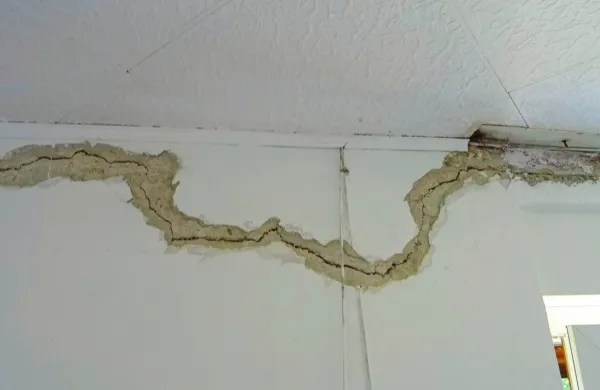 Poškodbe nosilne stene zaradi suše; poletje 2025