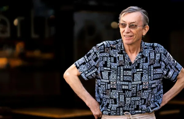 Andrej Stare je poleti, le teden dni po izidu svoje avtobiografije, 
zaradi sepse pristal v bolnišnici, kjer je bil kar šestkrat operiran.