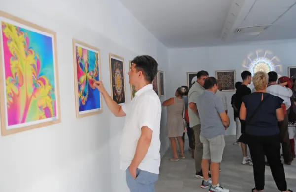 Prenovljena galerija STOPA je svoja vrata odprla z razstavo 
Matematika v barvah, prvo razstavo matematične umetnosti v 
Sloveniji.