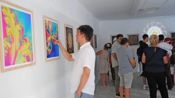 Prenovljena galerija STOPA je svoja vrata odprla z razstavo 
Matematika v barvah, prvo razstavo matematične umetnosti v 
Sloveniji.