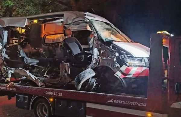 Od udarca v kamniti zid je s kombija sežanskega podjetja odtrgalo 
desno stran.