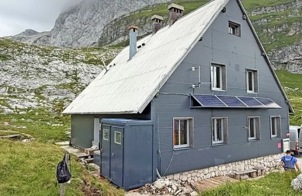 To poletje zaprta planinska koča na Mangartskem sedlu je v 
zadnjih dneh julija  dobila nove, a le začasne  sanitarije.