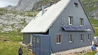 To poletje zaprta planinska koča na Mangartskem sedlu je v 
zadnjih dneh julija  dobila nove, a le začasne  sanitarije.