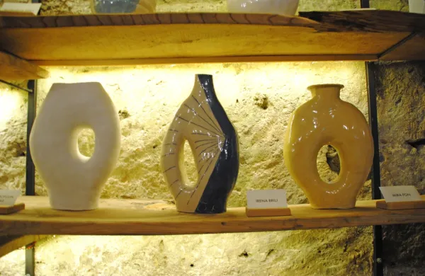 V Vipavskem Križu odprli razstavo keramičnih vaz (FOTO)