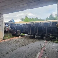 Tovornjak je popolnoma zaprl lokalno cesto pod avtocesto.