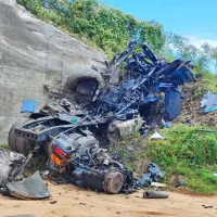 Ko so odstanili pločevino, se je razkrilo, kako se je ob udarcu 
uničilo podvozje tovornjaka.