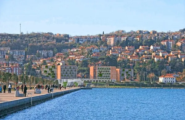  Takšen bi bil pogled proti Semedeli, če bi investitor uresničil 
načrte. Več kot 20 metrov visoke stavbe bi popolnoma spremenile 
podobo kraja in moteče izstopale iz obstoječe arhitekture naselja.