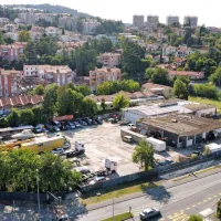 Nekdanje Slavnikove garaže so parkirišče za tovorna vozila, ki jih tam  tudi predelujejo. 