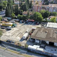 Nekdanje Slavnikove garaže so parkirišče za tovorna vozila, ki jih 
tam  tudi predelujejo. 