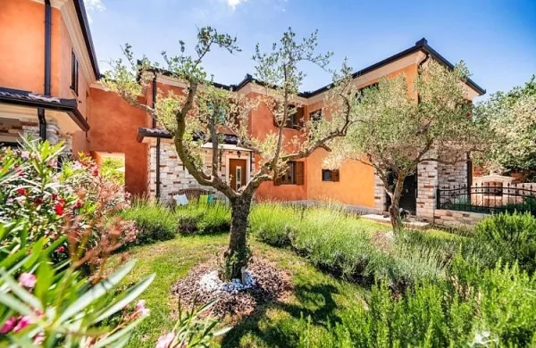 Še danes je več fotografij objekta z okolico v Radinih mogoče najti 
na več portalih za rezervacijo turističnih zmogljivosti.