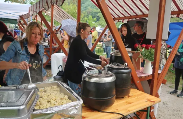 Čeprav je uvod v praznik idrijskih žlikrofov pričakal dež, ni zmotil 
ne ponudnikov ne rekordnega števila obiskovalcev. 