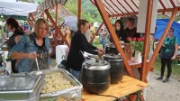 Čeprav je uvod v praznik idrijskih žlikrofov pričakal dež, ni zmotil 
ne ponudnikov ne rekordnega števila obiskovalcev. 