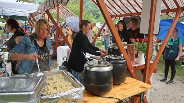 Čeprav je uvod v praznik idrijskih žlikrofov pričakal dež, ni zmotil 
ne ponudnikov ne rekordnega števila obiskovalcev. 