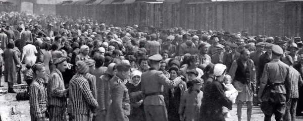 Na koncu železniške proge v Auschwitz-Birkenauu je dr. Mengele 
osebno pošiljal taboriščnike v smrt.